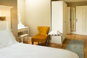 Ένα ή περισσότερα κρεβάτια σε δωμάτιο στο Jacob's Well Hotel