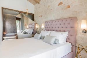 A bed or beds in a room at Porto Vasilikos Villas Még 37 kép