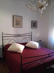 1 dormitorio con 1 cama con 2 almohadas y lámpara de araña en Interno3, en Ancona