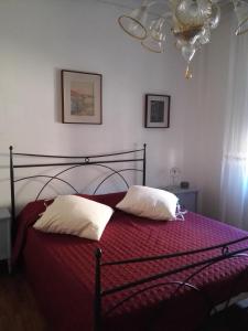 1 dormitorio con 1 cama con 2 almohadas y lámpara de araña en Interno3 en Ancona