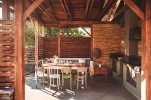 Reštaurácia alebo iné gastronomické zariadenie v ubytovaní Horvát Family Residence