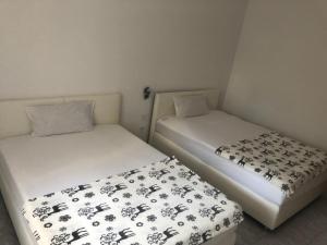 Posteľ alebo postele v izbe v ubytovaní Apartman Ylli
