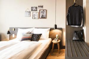 a bedroom with a bed and a desk at Bold Hotel München Zentrum in Munich