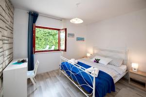 sypialnia z łóżkiem i oknem w obiekcie Apartment Mediteraneo w mieście Opatija