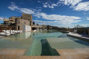 basen przed zamkiem w obiekcie Castello di Velona Resort, Thermal SPA & Winery w mieście Montalcino +37 zdjęć