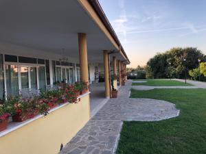 un edificio con dei fiori sul lato di Agriturismo "Lo zafferano" ad Aprilia