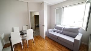 Część wypoczynkowa w obiekcie Apartments Madrid Principe 2