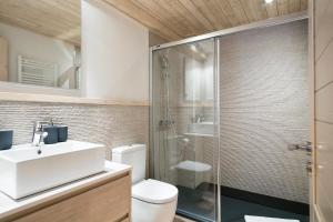 Kúpeľňa v ubytovaní Val de Ruda Luxe 60 by FeelFree Rentals + 19 fotografií