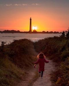 プルゲルノーにあるChez Jeanneの灯台のある未舗装の道を歩く少女