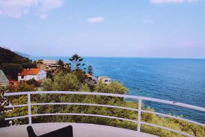 - Balcón con vistas al océano en Villa in Cap Corse, en San-Martino-di-Lota