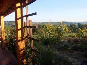 - une vue depuis la terrasse couverte d'une maison avec des tournesols dans l'établissement Wrotyczowe Pola, à Tyczyn