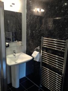 Łazienka z umywalką i murem z czarnego marmuru w obiekcie Aaran Lodge Guest House w Edynburgu