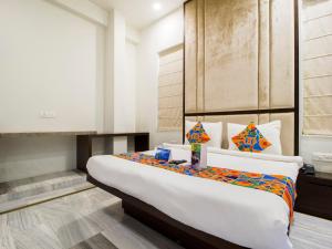 - une chambre avec un grand lit dans l'établissement FabHotel Jaipur Villa, à Jaipur