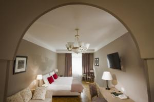 - une chambre avec un lit et un canapé dans l'établissement Hotel Slamič Ljubljana, à Ljubljana