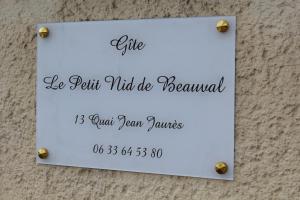 Una señal en el costado de una pared que dice que sea paciente será adiós en Le Petit Nid de Beauval en Saint-Aignan