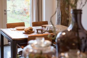 una mesa de madera con un osito de peluche encima en Gasterij Landschot, en Hoogeloon