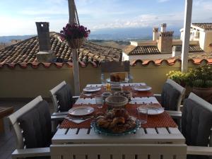 une table avec une assiette de nourriture sur un balcon dans l'établissement BellaVista Bike Stop, à Spoltore