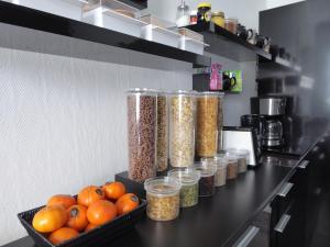 een balie met veel containers met voedsel en sinaasappels bij Holmen Bed & Breakfast in Sorsele