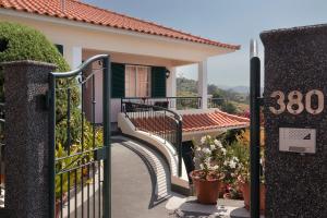 Puerta a una casa con balcón en Casa do Miradouro en Ponta do Sol