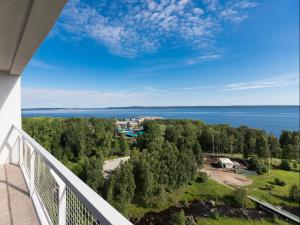vistas al agua desde el balcón de una casa en SPA Hotel Karelia, en Petrozavodsk