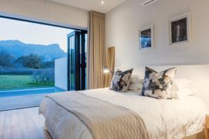 Llit o llits en una habitació de La Chataigne Wines & Guest Cottages