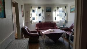 Sala de estar con 2 sofás y mesa en Milas House two apartments, en Fredvang