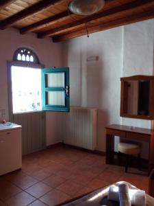 a room with a window and a table and a desk at Apodrasi in Stení