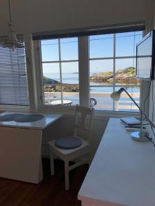 スヴォルヴァールにあるAabor Buene-Svolværのデスク、水辺の景色を望む窓が備わる客室です。