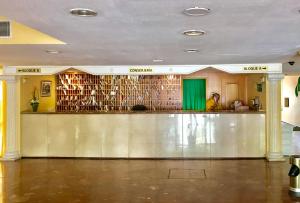 hol z barem i książkami na ścianie w obiekcie Edifício Hercules w mieście Benalmádena +43 zdjęcia