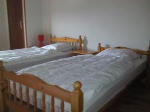 1 dormitorio con 2 camas individuales y sábanas blancas en Gîte communal, en Futeau 7 fotos más