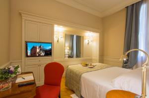 TV a/nebo společenská místnost v ubytování Hotel Corona d'Oro 1890