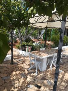 チェーリエ・メッサーピカにあるTrullo Ceglie Messapicaの白いテーブルと椅子