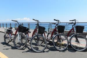 quatro bicicletas estacionadas uma ao lado da outra numa ponte em Marina D'Agrò Residence em Santa Teresa di Riva