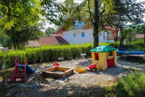 um quintal com um parque infantil com um conjunto de jogos em Gasthof Jägerwirt em Hohenschäftlarn