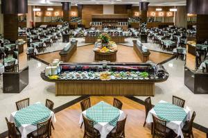 a restaurant with a buffet in the middle of a cafeteria at Mira Serra Parque Hotel in Passa Quatro