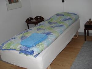 een matras met twee blauwe handdoeken erop bij Jysse's Bed & Bath in Nykøbing Sjælland