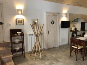 - un salon avec une table et une porte dans l'établissement “Il Mosaico” Suite Apartment - Grottaglie, à Grottaglie