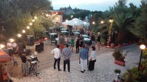 卡斯特拉納格羅泰的住宿－里索拉費利伽圖里索托樂斯特爾酒店，一群人晚上站在庭院里