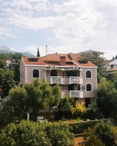 un gran edificio blanco con techo rojo en Villa Nena, en Herceg-Novi