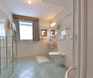 Kúpeľňa v ubytovaní Apartmenthaus Jörg - im Sommer INKLUSIVE Super-Sommer-Card