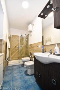 La salle de bains est pourvue d'un lavabo, de toilettes et d'une douche. dans l'établissement il Timone B&B, à Castellammare di Stabia