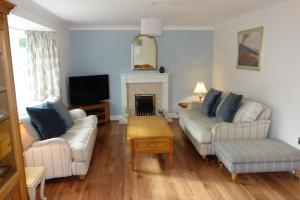 sala de estar con 2 sofás y chimenea en 'Heart Of Avalon' 500 metres to town centre, en Glastonbury