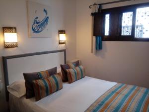 Postel nebo postele na pokoji v ubytování Dar Manara - Medina d'Asilah
