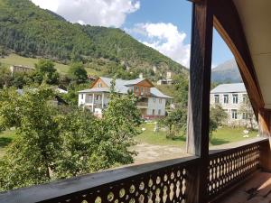 Pogled na planinu ili pogled na planinu iz brvnare