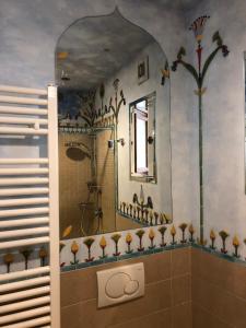 baño con ducha con espejo y flores en “Il Mosaico” Suite Apartment - Grottaglie, en Grottaglie