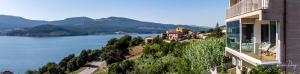 una casa en una colina al lado de un cuerpo de agua en A Xanela Indiscreta, en Redondela