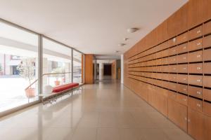 un pasillo con un banco rojo en un edificio en OPO Arrabida Studio, en Vila Nova de Gaia