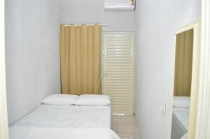 Habitación pequeña con 2 camas y armario. en Hostel Prime en Rio Verde