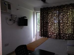 TV a/nebo společenská místnost v ubytování Krishna Hansraj Hotel
