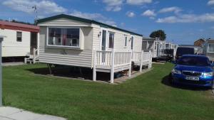 a row of mobile homes parked in a yard at Silver beach in Ingoldmells